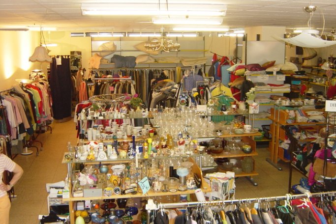 Laden Innenansicht Lampen Geschirr Wäsche